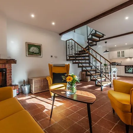 Entire House In The Center Of - Free Parking - Dragon Garden Pavilion Homestay