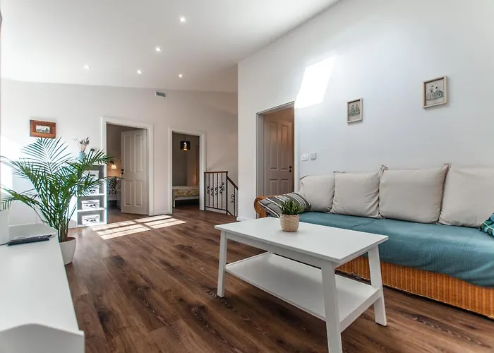 Entire House In The Center Of - Free Parking - Dragon Garden Pavilion