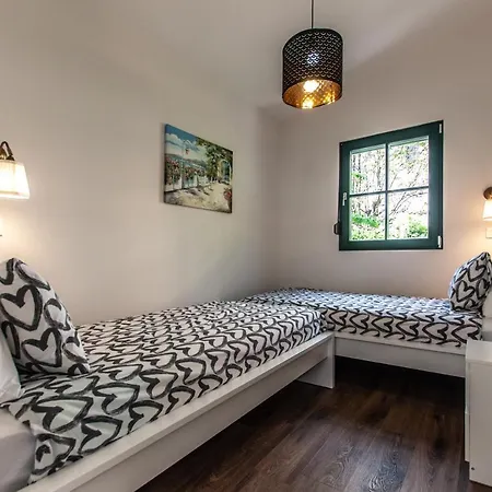 Entire House In The Center Of - Free Parking - Dragon Garden Pavilion Alloggio in famiglia