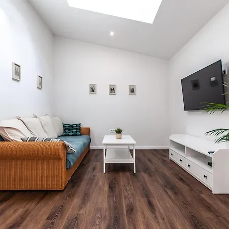 Alloggio in famiglia Entire House In The Center Of - Free Parking - Dragon Garden Pavilion