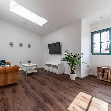 Entire House In The Center Of - Free Parking - Dragon Garden Pavilion *