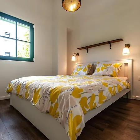 Проживание в семье Entire House In The Center Of - Free Parking - Dragon Garden Pavilion *