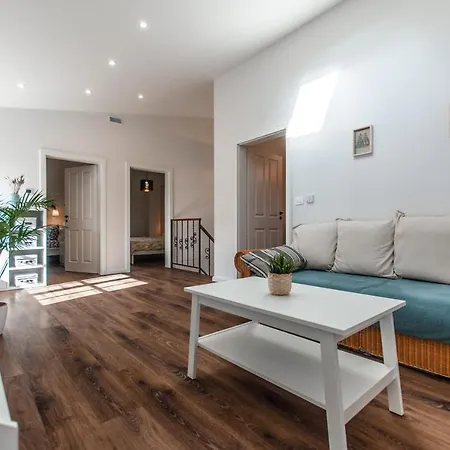 Entire House In The Center Of - Free Parking - Dragon Garden Pavilion