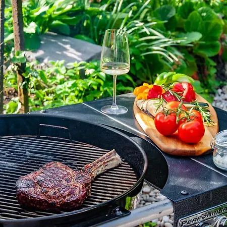 Entire House In The Center Of - Free Parking - Dragon Garden Pavilion Проживание в семье *