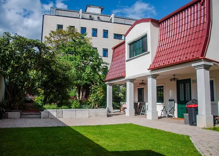 Entire House In The Center Of - Free Parking - Dragon Garden Pavilion Проживание в семье