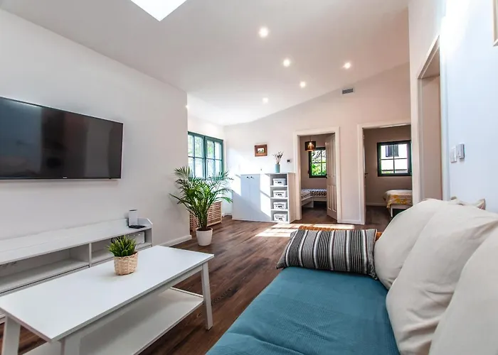 Entire House In The Center Of - Free Parking - Dragon Garden Pavilion