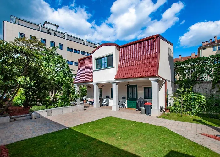 Entire House In The Center Of - Free Parking - Dragon Garden Pavilion