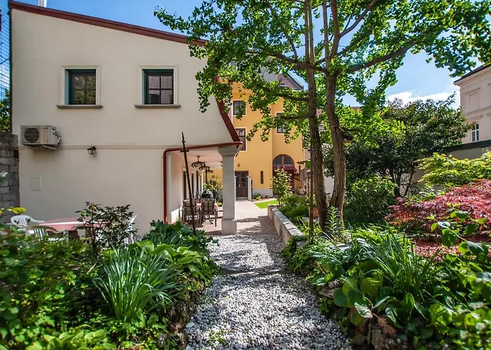 Entire House In The Center Of - Free Parking - Dragon Garden Pavilion *