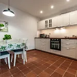 Entire House In The Center Of - Free Parking - Dragon Garden Pavilion Проживання в сім'ї