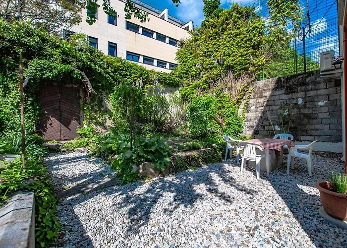 Entire House In The Center Of - Free Parking - Dragon Garden Pavilion Homestay